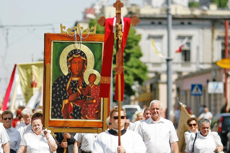 Procesja wiernych w święto Zielone Swiątki