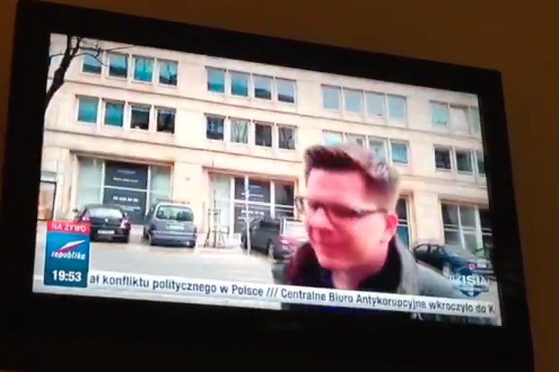 Filip Chajzer obrzucił owsianką samochód TV Republiki. Jest komentarz dziennikarza: Zgłoszę się na policję