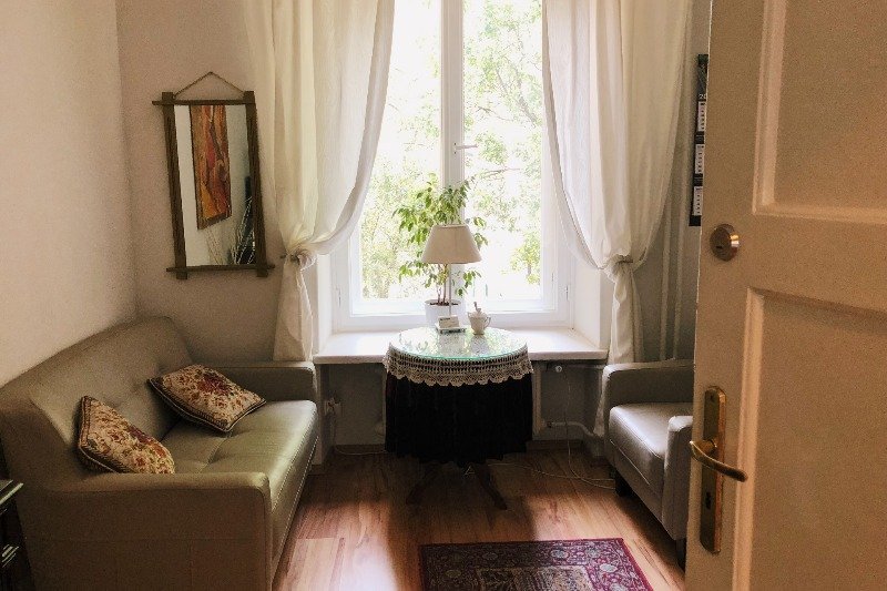 Biura matrymonialne w erze Tindera to przeżytek? Nic bardziej mylnego! W intymnym pokoiku w Biurze Ostoya dostajemy szansę na znalezienie miłości