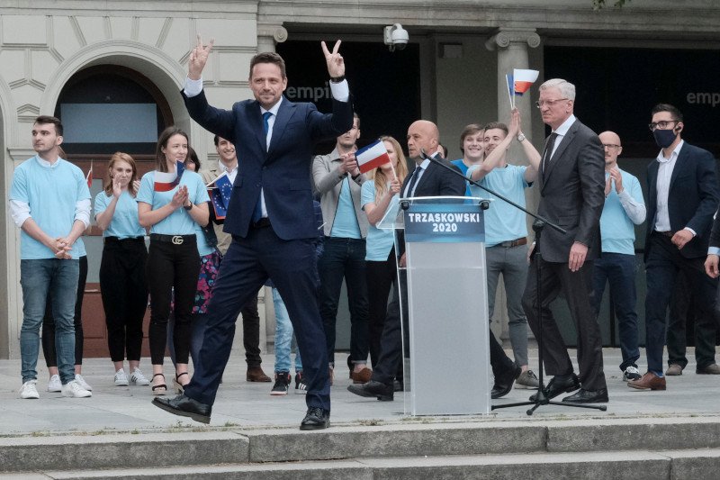 Sondaże wskazują obecnie, że Rafał Trzaskowski w II turze wyborów prezydenckich byłby tuż za Andrzejem Dudą.