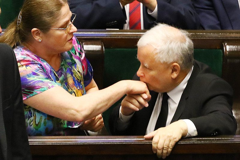 Krystyna Pawłowicz jest obiektem kpin i zmasowanej krytyki, ale zdaje się umacniać swoją pozycję w PiS.