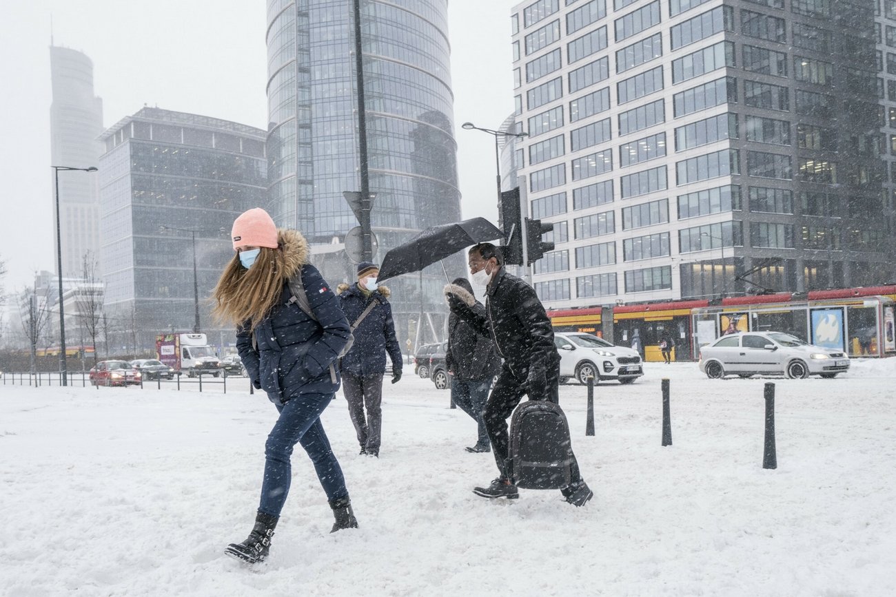 RCB ostrzega mieszkańców 10 województw przed silnym wiatrem.