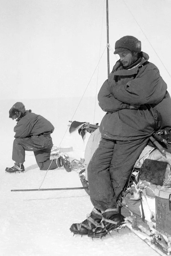 Douglas Mawson (na pierwszym planie) odpoczywający podczas wyprawy