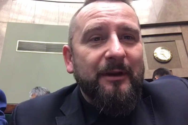 Kilka rzuconych mimochodem zdań posła Liroya stało się przyczynkiem do rozpętania internetowej afery.