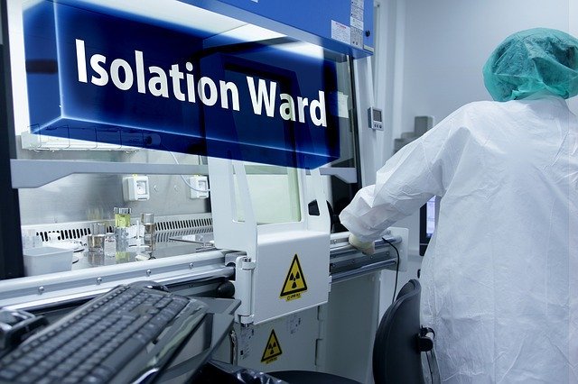 Izolatka w brytyjskim szpitalu w czasie pandemii covid-19.
