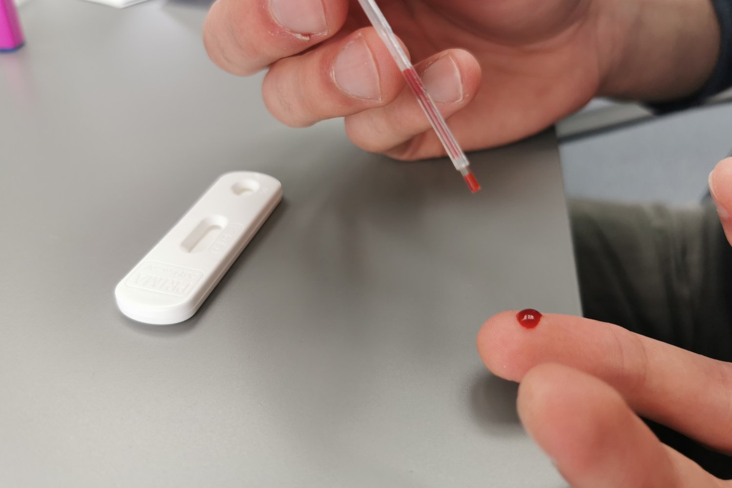 Zrobiliśmy dwa testy na przeciwciała SARS-CoV-2. Takie zestawy są dostępne od niedawna w Biedronce.