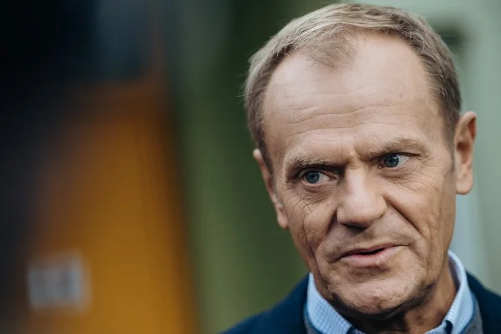 Donald Tusk krytykuje PiS za forsowanie wyborów.