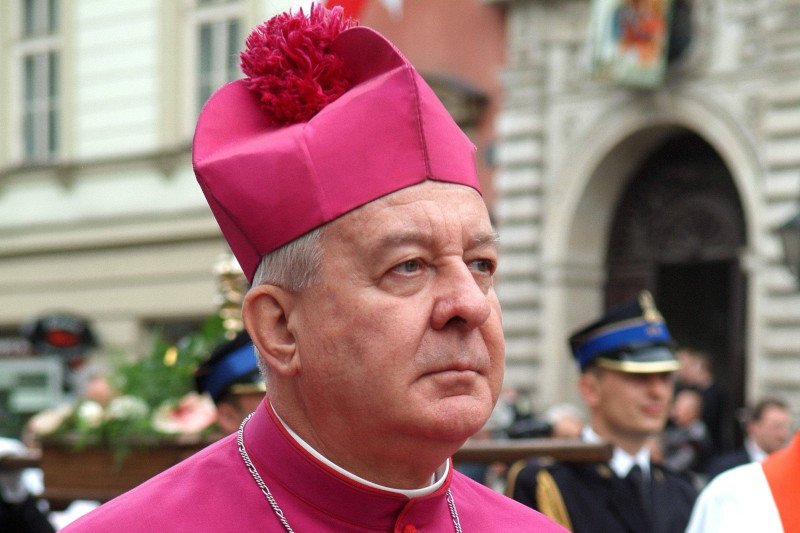 Przedstawiciele prawicy sprzeciwiają się pochówkowi abp Juliusza Paetza w poznańskiej katedrze.