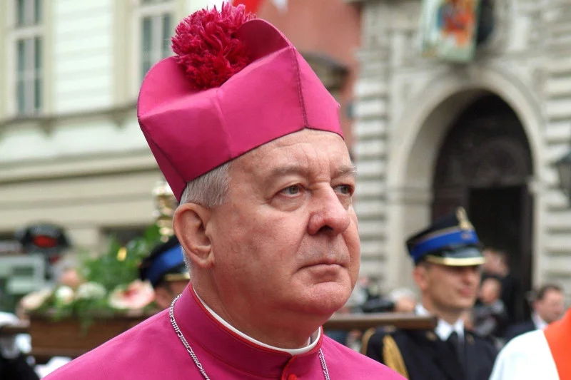 Przedstawiciele prawicy sprzeciwiają się pochówkowi abp Juliusza Paetza w poznańskiej katedrze.