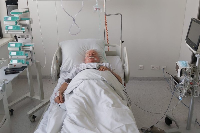 Lech Wałęsa trafił do szpitala. Na Facebooku napisał "Bywa i tak"