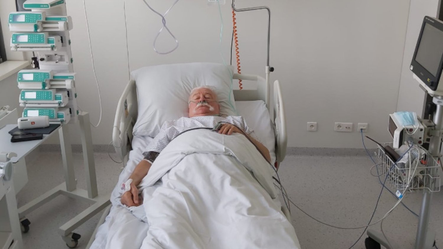 Lech Wałęsa trafił do szpitala. Na Facebooku napisał "Bywa i tak"