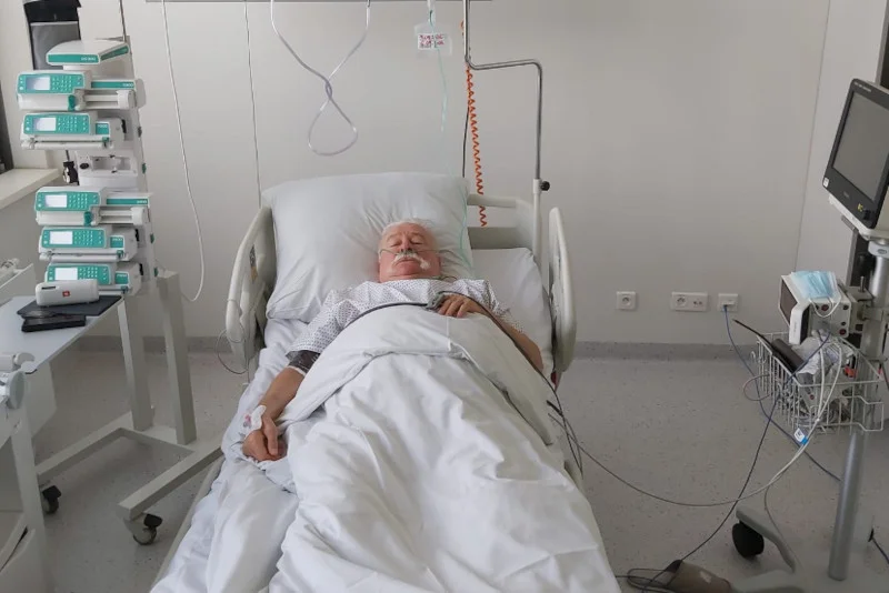 Lech Wałęsa trafił do szpitala. Na Facebooku napisał "Bywa i tak"