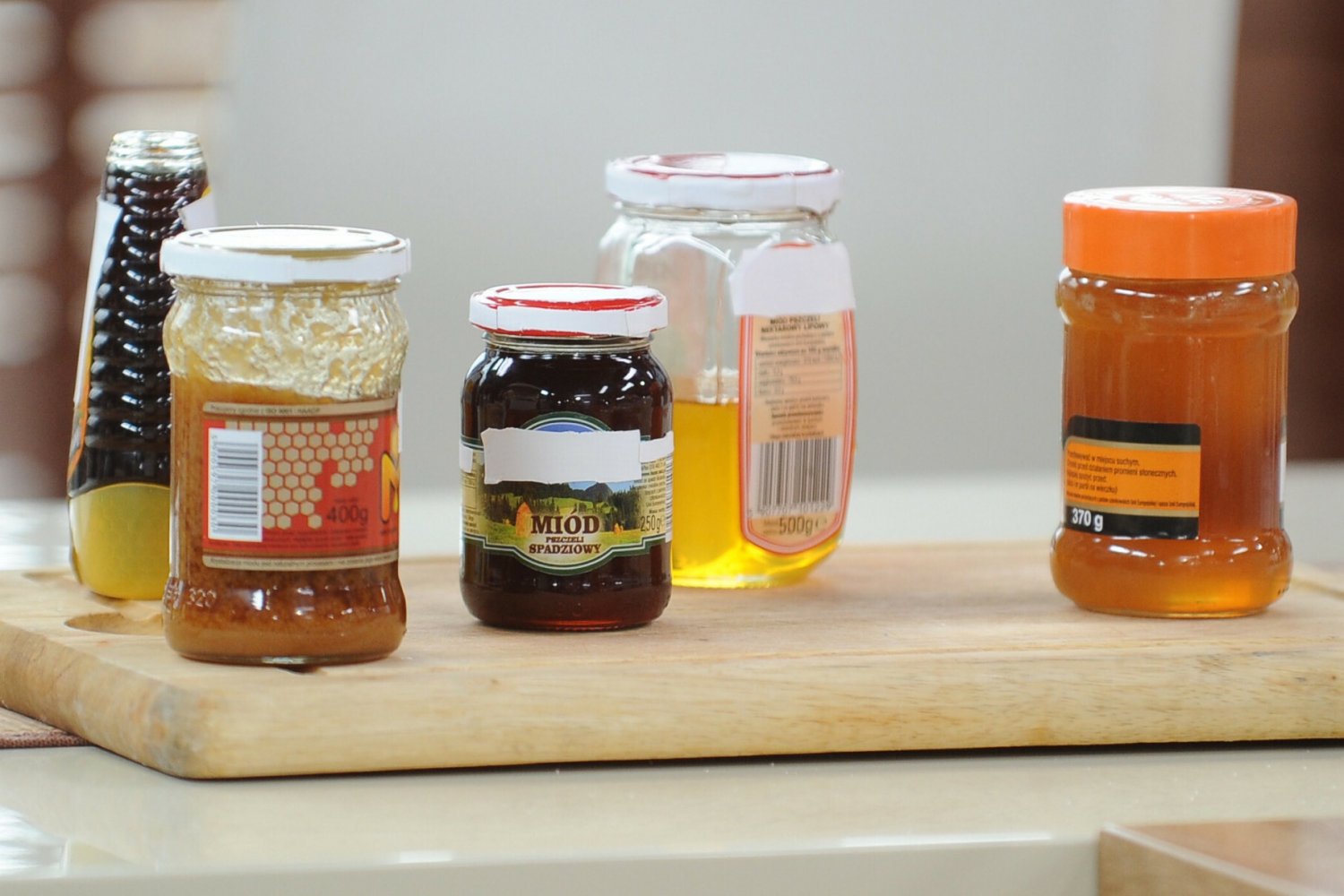 Gdzie najlepiej przechowywać słoik z miodem? Pszczelarz z Wąchocka wyjaśnia