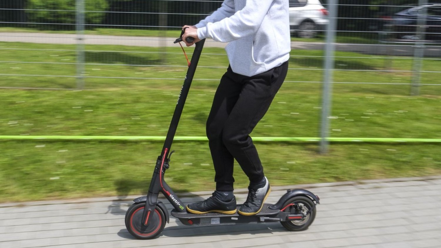 Dziecko na e-hulajnodze potrąciło dziecko. Obaj nie mieli kasków Dziecko na e-hulajnodze potrąciło dziecko. Obaj nie mieli kasków