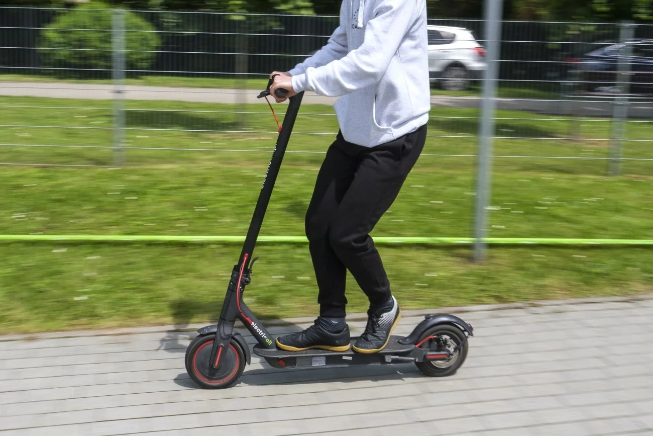 Dziecko na e-hulajnodze potrąciło dziecko. Obaj nie mieli kasków
