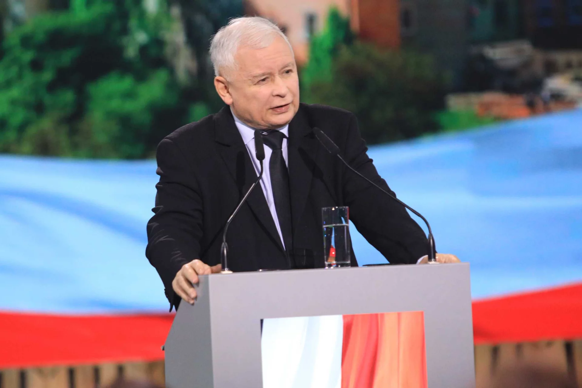 PiS powoli traci poparcie - wynika z badania Pollstera dla "Super Expressu". Opozycja konsekwetnie zbliża się do PiS - wynika z badania Pollstera dla "Super Expressu".