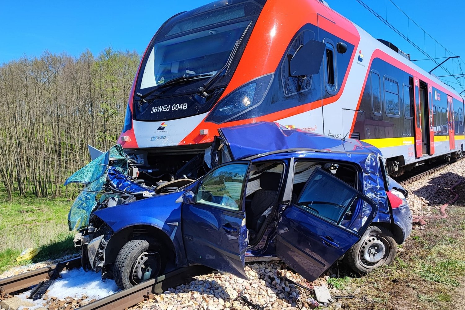 Kobieta wjechała pod pociąg. Nie żyje też dziecko.