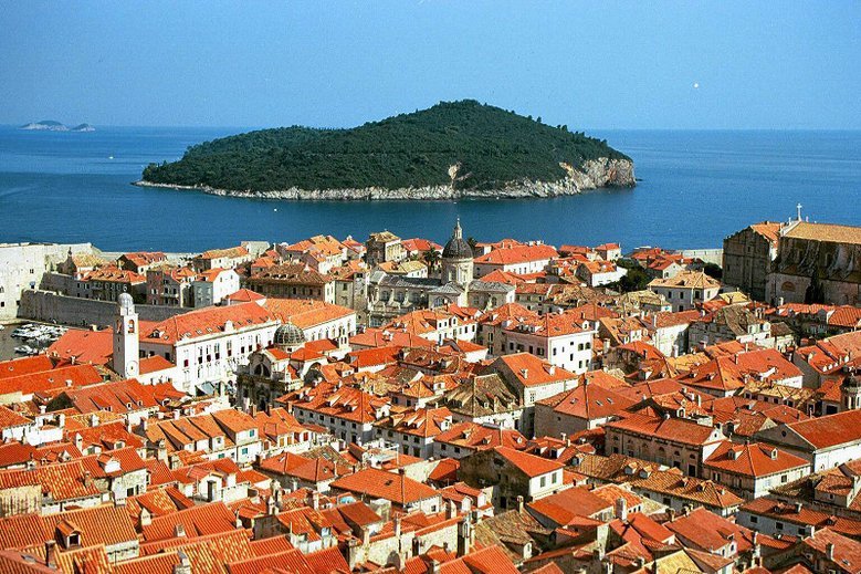 Chorwacja to jeden z najbardziej lubianych kierunków wakacyjnych Polaków. Stąd nic dziwnego, że nasza ambasada otrzymuje tam sporo telefonów... zatroskanych rodziców wakacjuszy.