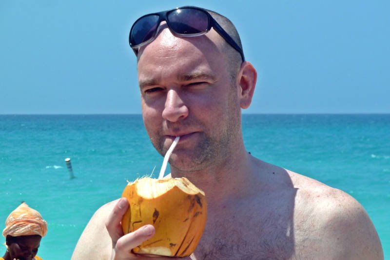 Woda kokosowa genialnie uzupełnia elektrolity i gasi pragnienie. To jeden z lepszych pomysłów w upalny dzień!