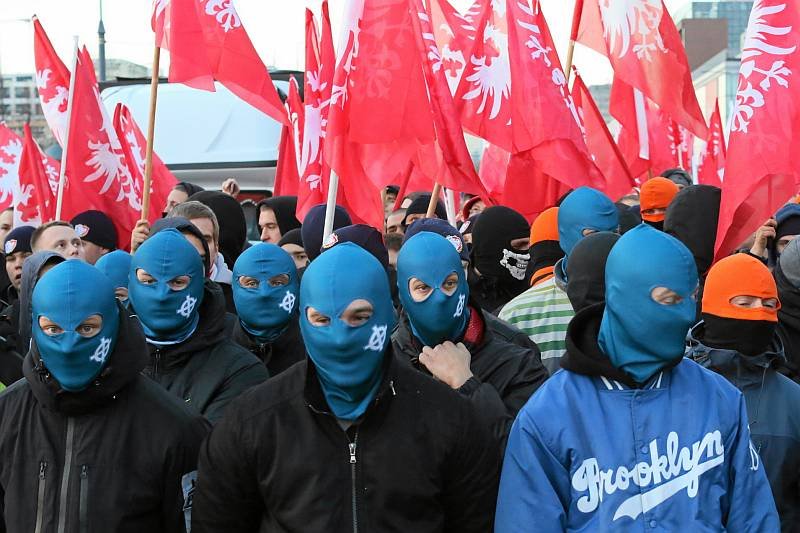 Działacze ONR z Opola zarzucając liderom Ruchu Narodowego faszyzujące zachowania.