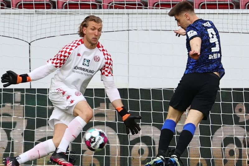 Krzysztof Piątek mógł w poniedziałek zostać bohaterem Herthy Berlin, ale zaliczył koszmarne pudło