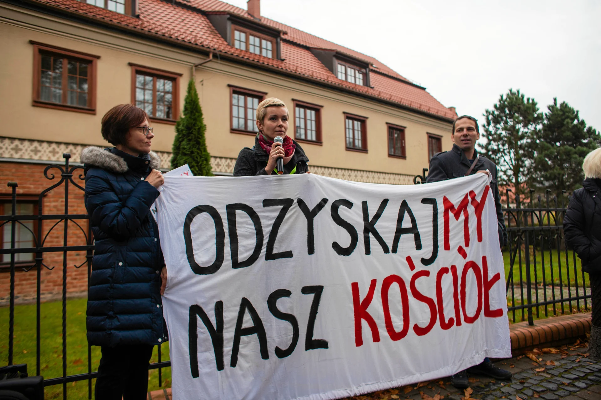 Około 200 osób manifestowało pod kurią w Gdańsku Oliwie.