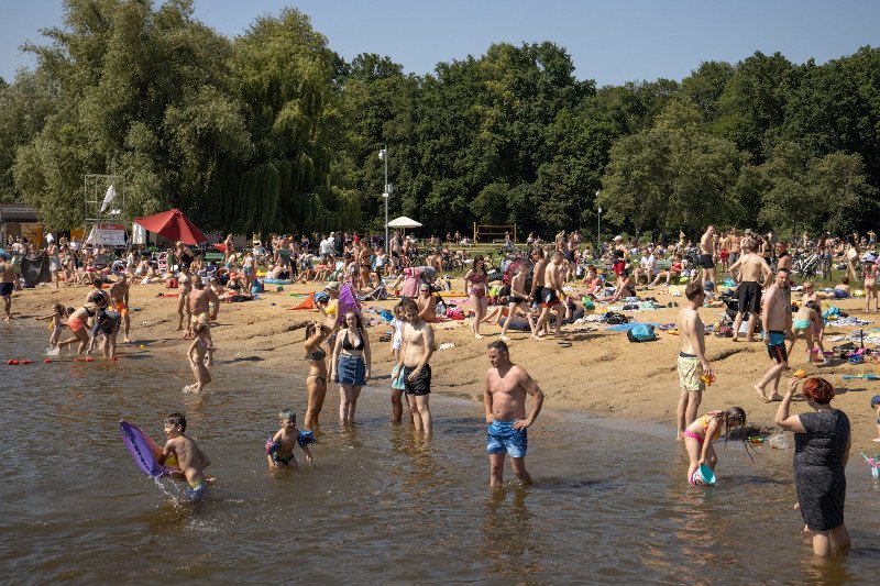 Koronawirus nie ma wakacji. Lekarze ostrzegają, że na plaży też można się zakazić SARS-CoV-2