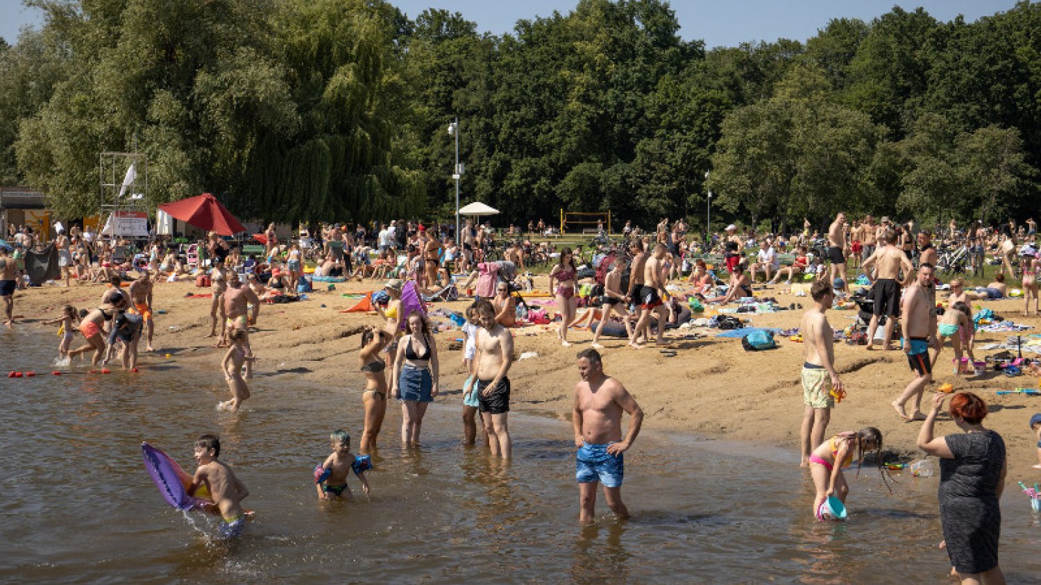 Koronawirus nie ma wakacji. Lekarze ostrzegają, że na plaży też można się zakazić SARS-CoV-2
