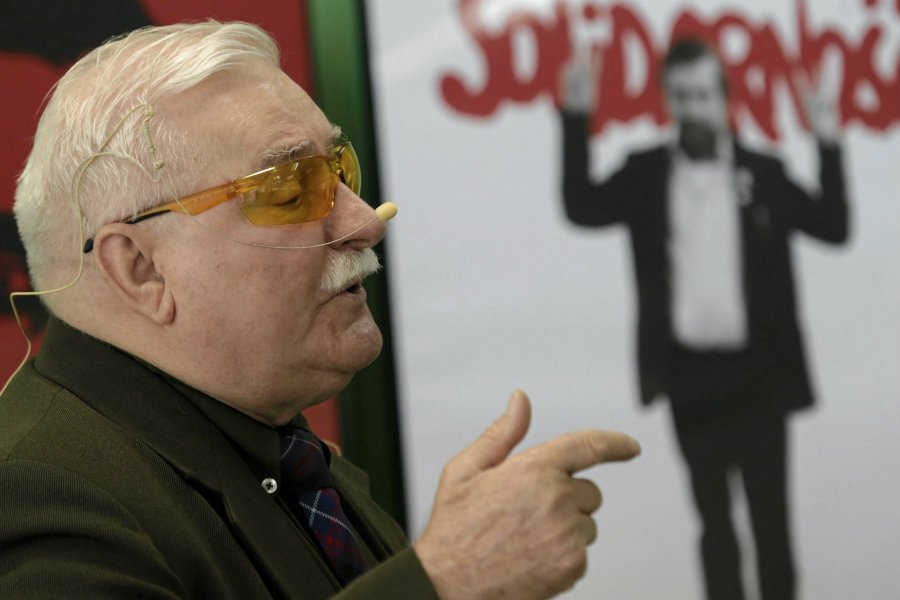 Lech Wałęsa opublikował na Twitterze zdjęcia z przeszłości.