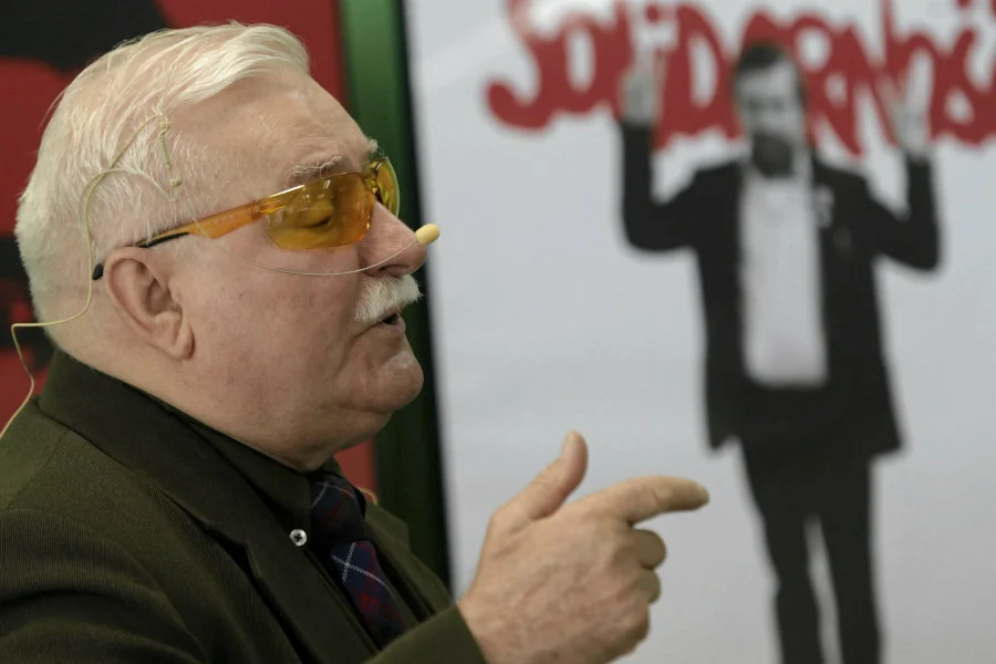 Lech Wałęsa opublikował na Twitterze zdjęcia z przeszłości.