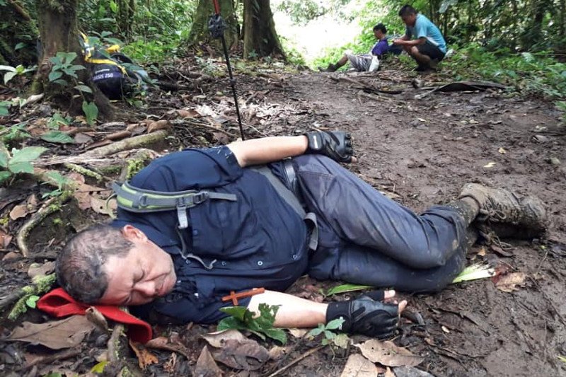 Biskup zasnął w błocie w środku lasu. To Javier Román Arias z Kostaryki.
