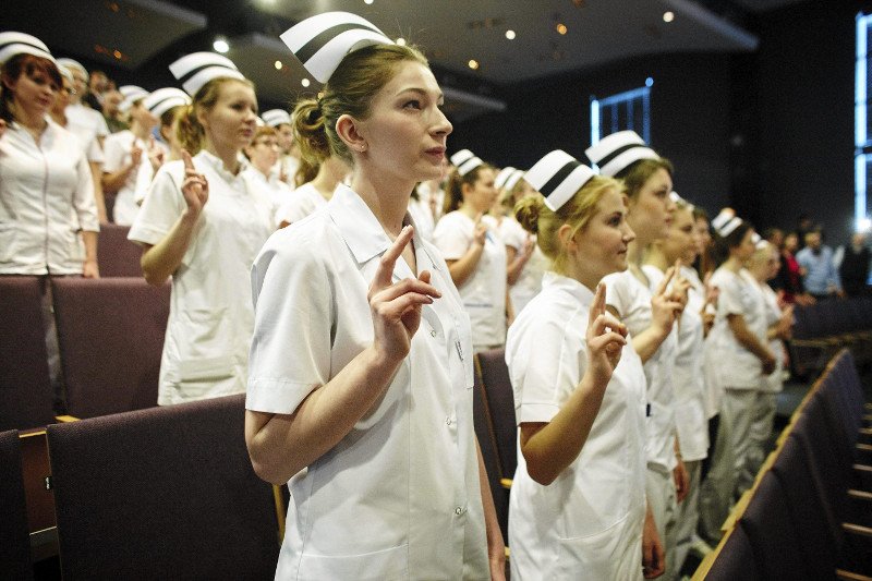 W Polsce przypada 5,4 pielęgniarki na 1 000 osób. To bardzo niska proporcja, która – jeśli politycy nic nie zrobią – będzie się nadal zmniejszać. Skutki dla pacjentek i pacjentów będą opłakane.