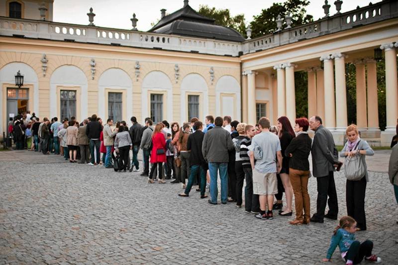 Kolejka do białostockiego muzeum podczas "Nocy Muzeów". Darmowe zwiedzanie przyciąga tłumy