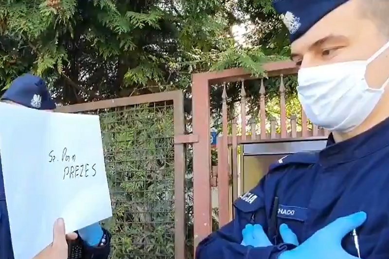 Policja przed domem Jarosława Kaczyńskiego blokowała dostępu do skrzynki na listy.