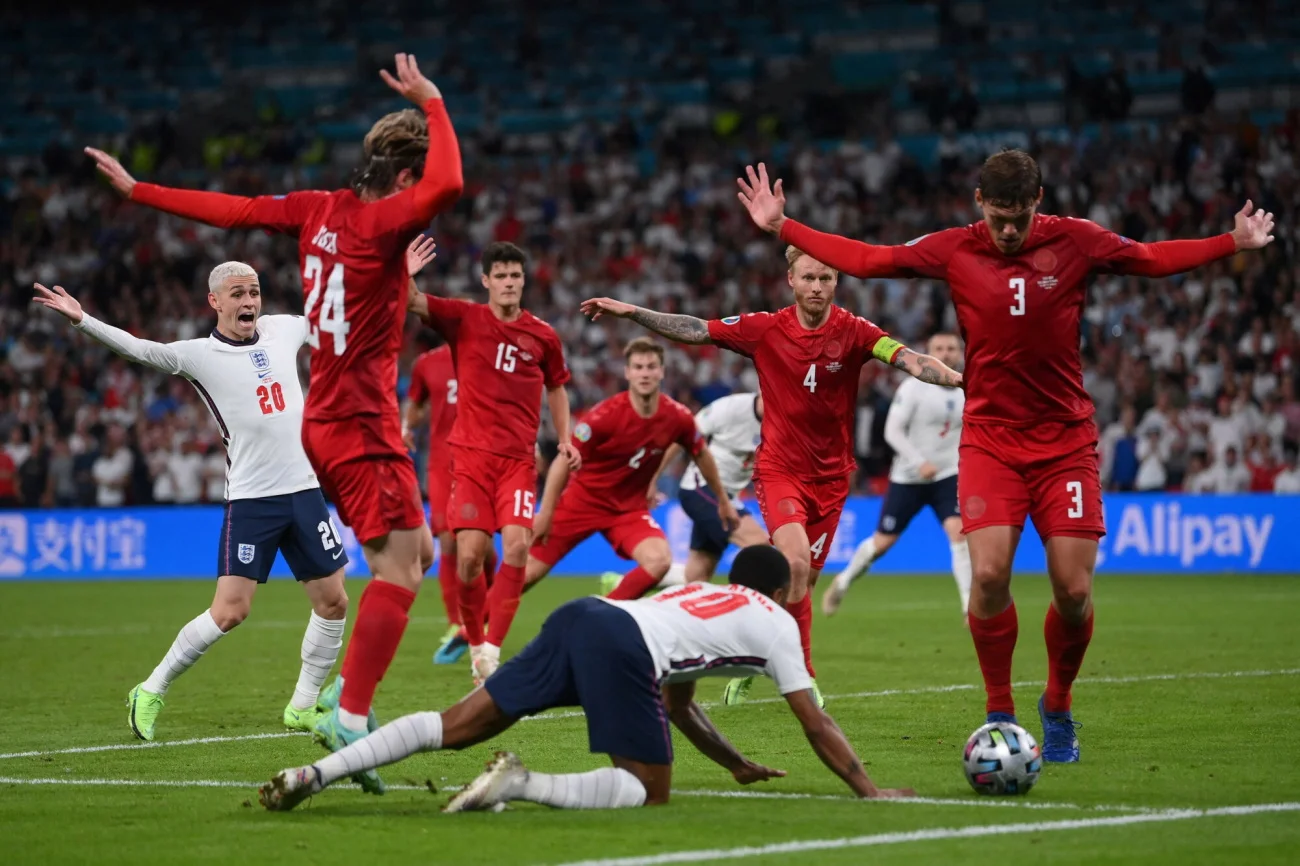 Raheem Sterling pada w polu karnym, sędzia dyktuje jedenastkę. Czy słusznie?