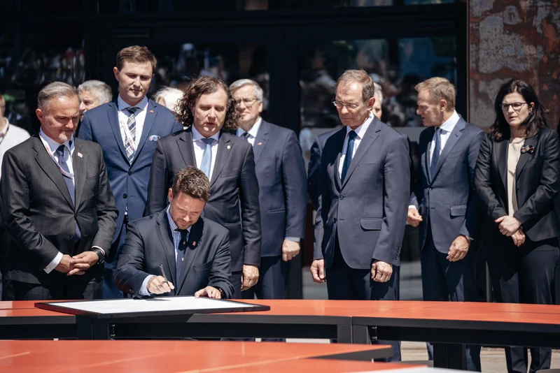 Od lewej: prezydent Gdyni Wojciech Szczurek , wiceprezydent Gdańska Piotr Grzelak , prezydent Warszawy Rafał Trzaskowski , prezydent Sopotu Jacek Karnowski, Bronisław Komorowski , Zygmunt Frankiewicz , Donald Tusk , prezydent Gdańska Aleksandra Dulkiewicz