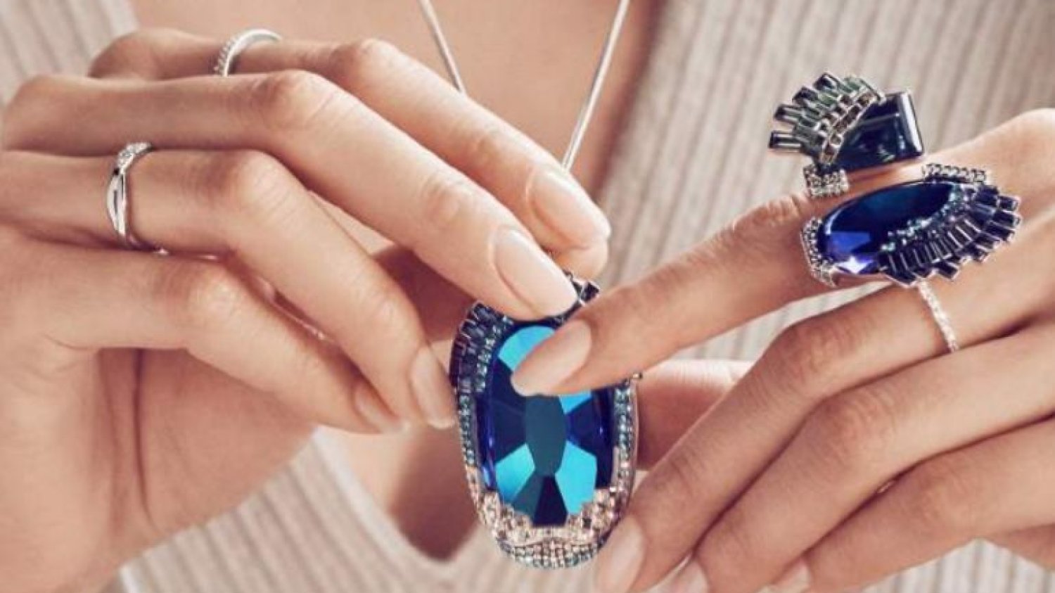 Charakterystyczna dla biżuterii Swarovski niewymuszona elegancja zyskuje także całkiem nowy wymiar. Przełomowa Kolekcja Remix dyktuje nowe zasady noszenia biżuterii i zachęca kobiety do wyrażania wszystkich aspektów swojego stylu i osobowości.