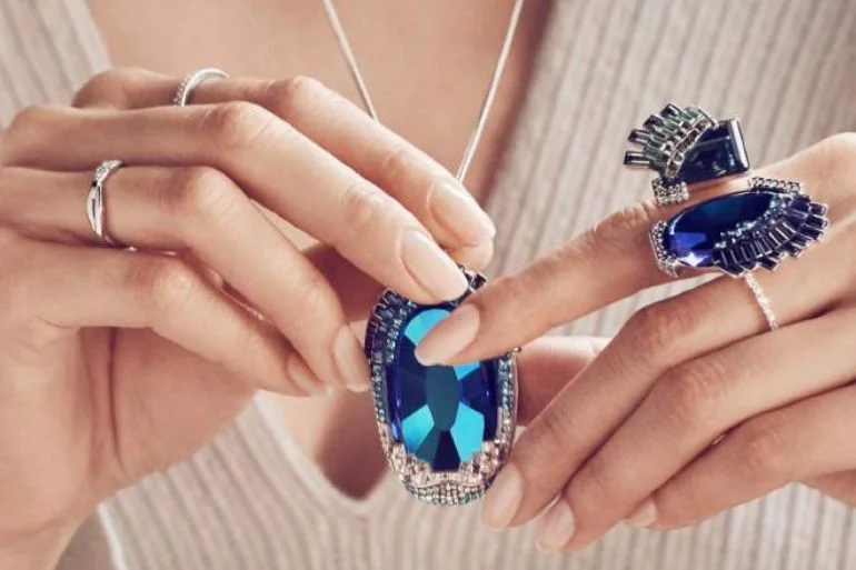 Charakterystyczna dla biżuterii Swarovski niewymuszona elegancja zyskuje także całkiem nowy wymiar. Przełomowa Kolekcja Remix dyktuje nowe zasady noszenia biżuterii i zachęca kobiety do wyrażania wszystkich aspektów swojego stylu i osobowości.