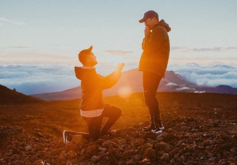 Geje trollują organizację Proud Boys na Twitterze.