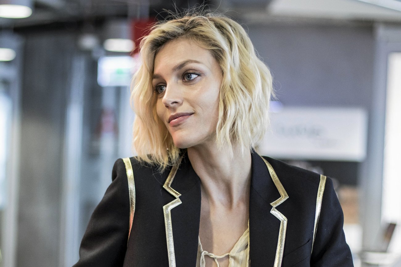 Anja Rubik twarzą ekskluzywnej marki. Jednak to nie ubrania przykuły uwagę internautów