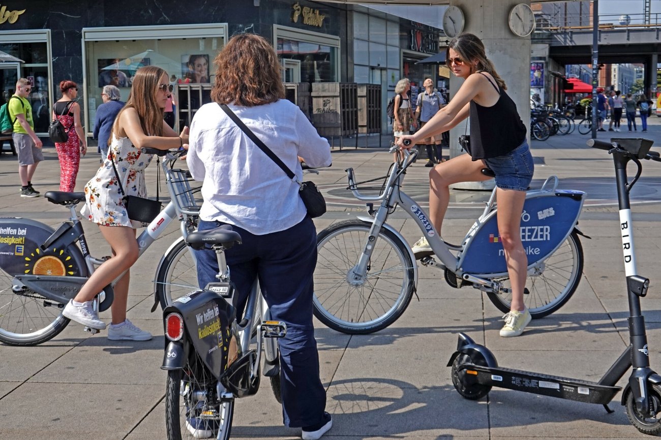 Prawa kobiet w Niemczech są ograniczane – informują media. Kobiety, które przystanęły na rowerach na placu (Alexanderplatz, Berlin).