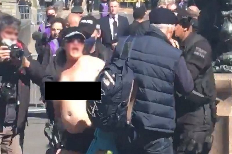 Kobieta protestowała topless podczas pogrzebu księcia Filipa w Windsorze [FOTO]
