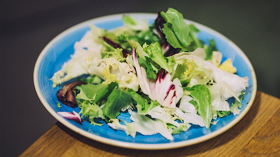 Sałata jest warzywem, z którego z uwagi na bogactwo witamin i składników mineralnych warto wycisnąć sok do picia