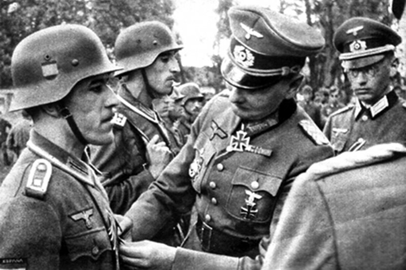 Żołnierze tzw. Błękitnej Dywizji otrzymują oznaczenia z rąk niemieckiego generała, rok 1943.