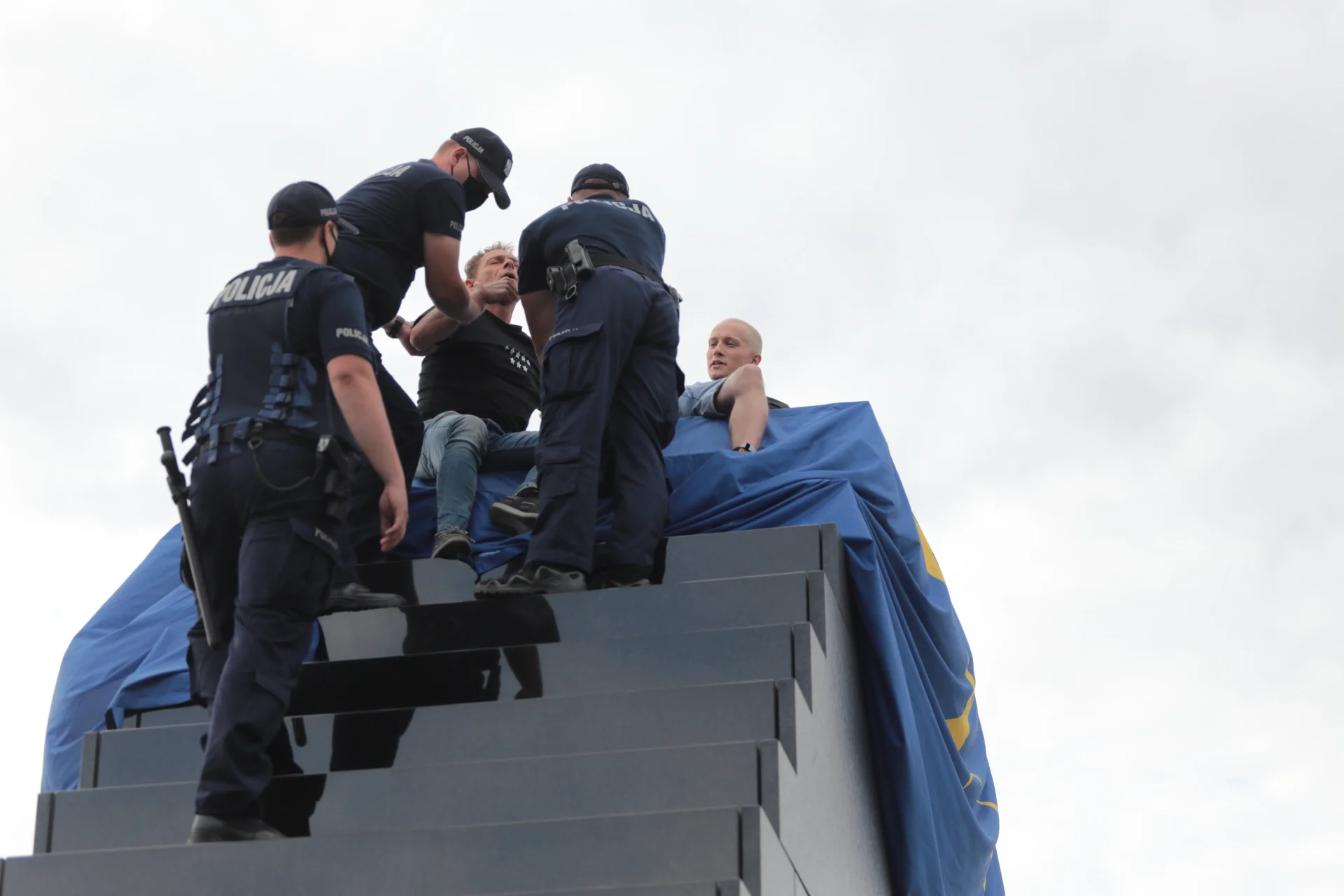 Protestujących Lotnej Brygady z Pomnika Smoleńskiego ściągała policja.