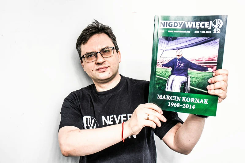Prezes "Nigdy Więcej" Rafał Pankowski prezentuje publikację poświęconą Marcinowi Kornakowi, nieżyjącemu założycielowi tego stowarzyszenia.