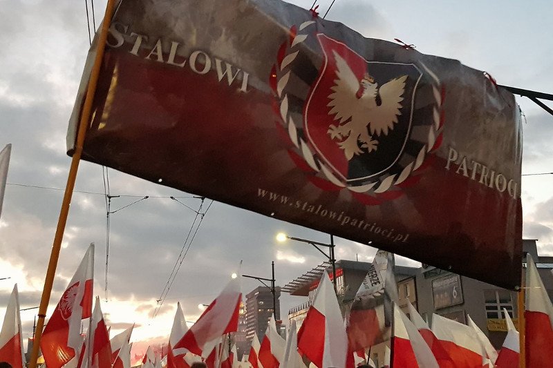 Dyrektora szkoły w Stalowej Woli wywołała burzę ogłoszeniem ONR. W mieście, bastionie PiS, powstało ostatnie wiele organizacji patriotycznych.