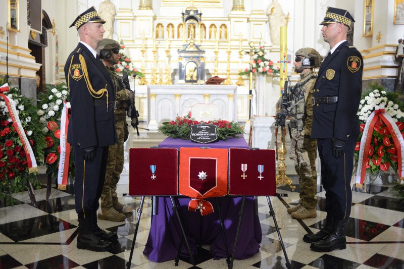 Na pogrzebie gen. Zbigniewa Ścibor-Rylskiego byli głównie przedstawiciele opozycji. Z rządu był tylko Marek Suski.