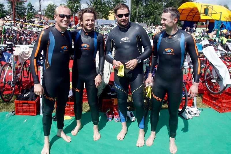 Łukasz Grass (pierwszy z prawej) przed startem w Suszu. Wraz z nim Piotr Adamczyk, Bartłomiej Topa i Tomasz Karolak.