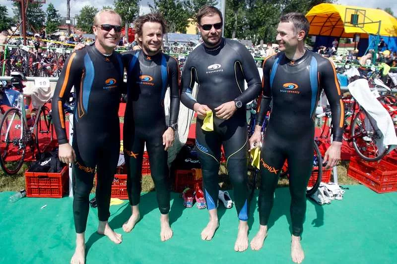 Łukasz Grass (pierwszy z prawej) przed startem w Suszu. Wraz z nim Piotr Adamczyk, Bartłomiej Topa i Tomasz Karolak.